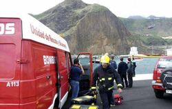 Feuerwehr und Sanitäter kommen zum Kai im Hafen von Santa Cruz de la Palma. Foto: Feuerwehr La Palma
