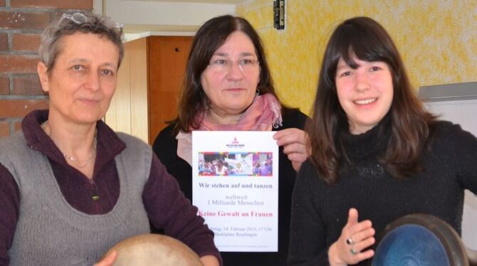 Judith Quack (von links), Irene Köpf und Linda Heitmann erhoffen sich viel Zuspruch beim Tanzen und Trommeln gegen Gewalt auf de