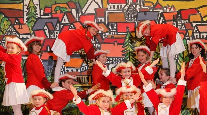 Die Kinderprinzengarde tanzte sich mit strahlenden Gesichtern in die Herzen des Publikums beim Trochtelfinger Bürgerball.  FOTO: