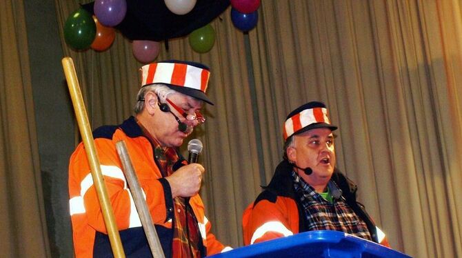 Die »Titanen der Tonne« wühlten kräftig im Müll. FOTO: BUTSCHER Die »Titanen der Tonne« wühlten kräftig im Müll. FOTO: BUTSCHER