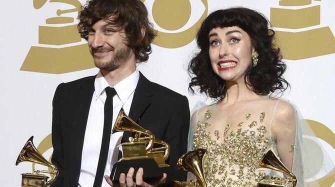 Gotye (L) mit Singer/Songwriter Kimbra bei den Grammys. Foto: Paul Buck 