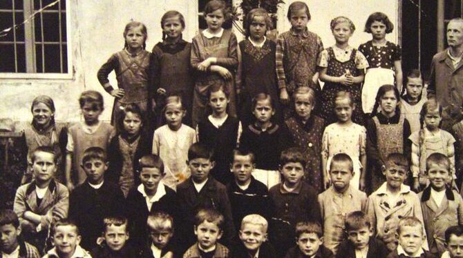 Ein Klassenfoto der dritten Klasse der Volksschule von Aschau am Inn. Der damals achtjährige Joseph Ratzinger (1935) steht in Ein Klassenfoto der dritten Klasse der Volksschule von Aschau am Inn. Der damals achtjährige Joseph Ratzinger (1935) steht in
