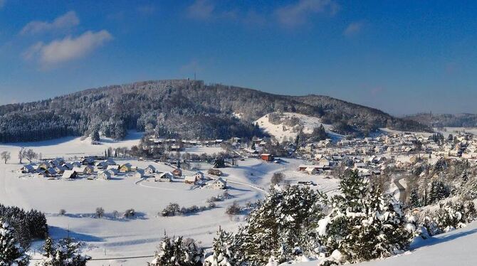 Wie aus einem Tourismusprospekt präsentiert sich die Gemeinde Gomadingen. Die Alb im Winterkleid war am Sonntag für Tausende ein