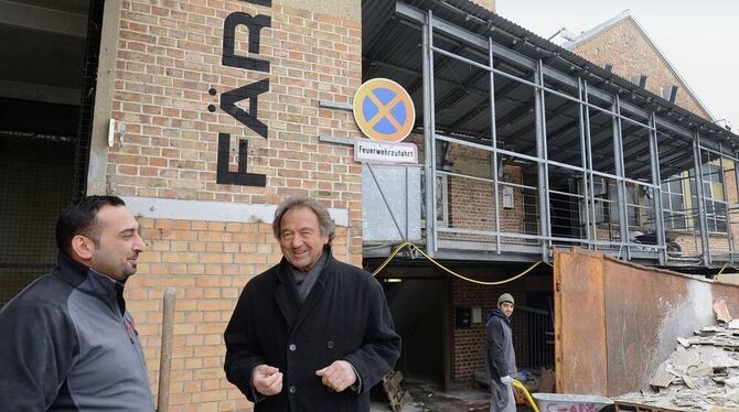 Walter Veit, Immobilienbeauftragter der Wendler GmbH, informiert sich über die Arbeiten in der Ex-»Färberei 4«. FOTO: TRINKHAUS Walter Veit, Immobilienbeauftragter der Wendler GmbH, informiert sich über die Arbeiten in der Ex-»Färberei 4«. FOTO: TRINKHAUS