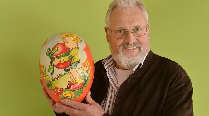 Dieses Papp-Ei, das Jürgen Pintscher in Händen hält, hat in den 1930er-Jahren als Oster-Verpackung gedient. FOTO: PR Dieses Papp-Ei, das Jürgen Pintscher in Händen hält, hat in den 1930er-Jahren als Oster-Verpackung gedient. FOTO: PR