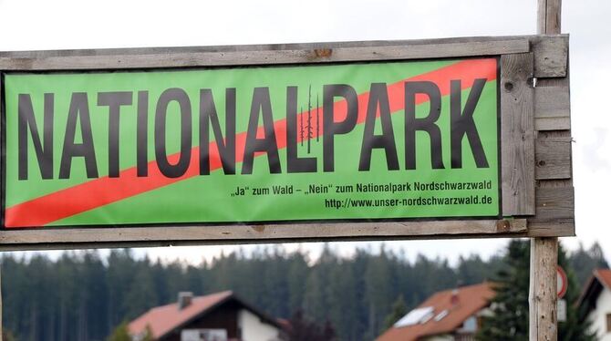 Auf einer Wiese bei Baiersbronn steht ein Schild das sich gegen einen Nationalpark im Schwarzwald richtet. Es geht nur um 0,7 Pr