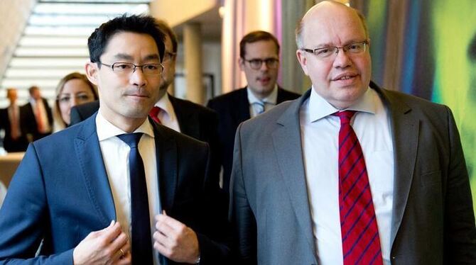 Bundesumweltminister Peter Altmaier (r) und Wirtschaftsminister Philipp Rösler kommen im Bundesumweltministerium zu einem Tre