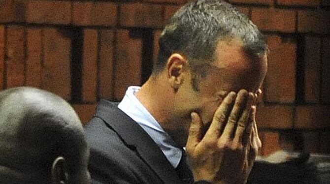 Oscar Pistorius verliert bei der Anhörung in Pretoria die Fassung. Foto: Antoine de Ras