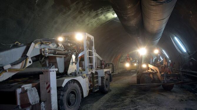 335 Meter ist der Tunnel derzeit lang, in dem zeitweise Hochbetrieb herrscht. Am derzeitigen Tunnelende wird die sogenannte Orts