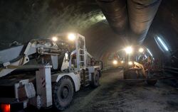 335 Meter ist der Tunnel derzeit lang, in dem zeitweise Hochbetrieb herrscht. Am derzeitigen Tunnelende wird die sogenannte Orts