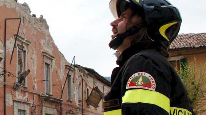 Ein Feuerwehrmann begutachtet im April 2009 die Schäden im Abruzzen-Städtchen L'Aquila. Immer wieder werden die Menschen in M