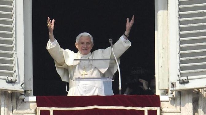 Papst Benedikt grüßt die auf dem Petersplatz versammelten Gläubigen. Foto: Claudio Peri
