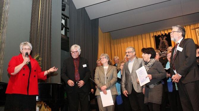 Die Präsidentin des Chorverbands Irmgard Naumann (von links) und die Vizepräsidenten Günther Laib und Eberhard Wolf (in dunklen