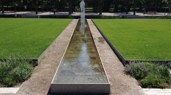 Antworten auf Fragen zeitgemäßer Gestaltung öffentlicher Räume in der Stadt: Schlossplatz Karlsruhe. FOTO: MICHAEL GLÜCK Antworten auf Fragen zeitgemäßer Gestaltung öffentlicher Räume in der Stadt: Schlossplatz Karlsruhe. FOTO: MICHAEL GLÜCK