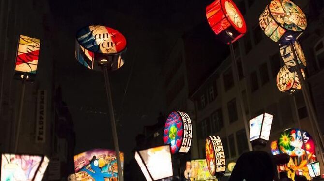 Bunte Laternen am frühen Morgen in Basel. Foto: Georgeios Kefalas. Bunte Laternen am frühen Morgen in Basel. Foto: Georgeios Kefalas.