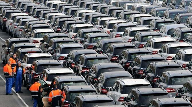 Mercedes-Benz Neuwagen auf einem Autoterminal in Bremerhaven. In Deutschland sackten die Verkäufe um 8,6 Prozent ab. Foto: In