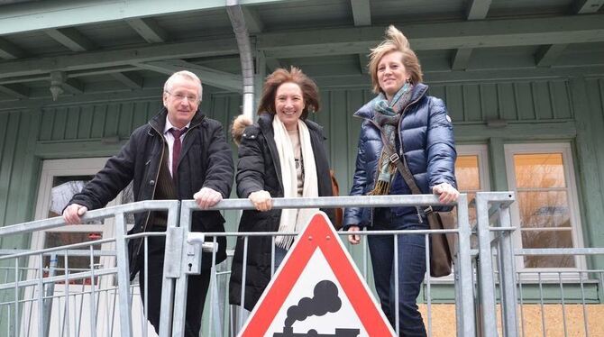 Ordnungsamtsleiter Manfred Wolf, Anne Mack und Klaudia Niepenberg (von links) vom Tagesmütterverein Reutlingen vor der neuen "Ti Ordnungsamtsleiter Manfred Wolf, Anne Mack und Klaudia Niepenberg (von links) vom Tagesmütterverein Reutlingen vor der neuen "Ti