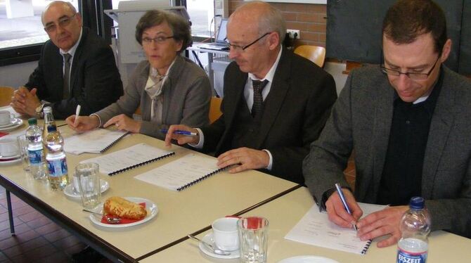 Vereinbarung unterzeichnet (von rechts): Stefan Creuzbeger (Konrektor Freie Evangelische Schule, Reutlingen), Fritz König (Georg
