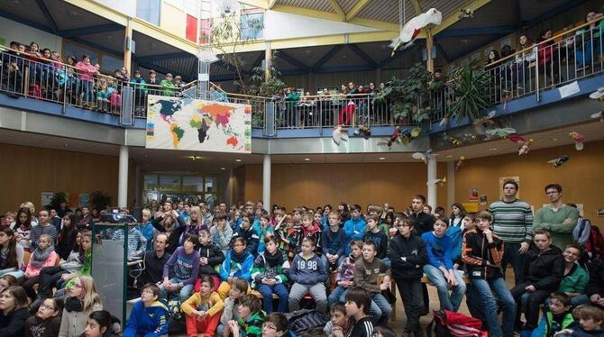 Start der Aktion zum Klimaschutz mit den Schülern des Karl-von-Frisch-Gymnasiums.  FOTO: TRINKHAUS