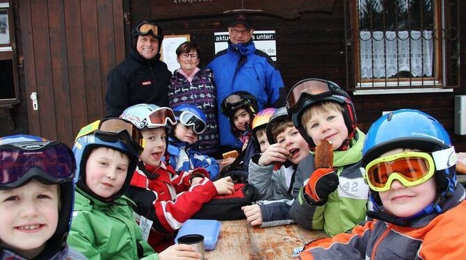 Seit 35 Jahren kommen Schüler aus Pliezhausen viermal pro Wintersaison an den Lift, um Skifahren zu lernen. FOTOS: KOZJEK
