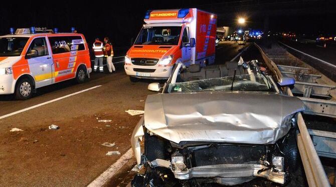 Rettungskräfte an der Unfallstelle auf der Autobahn A61 bei Bonn. Der Geisterfahrer wird verdächtigt, seine beiden Töchter er