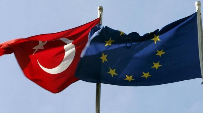 Die türkische Staatsflagge weht neben der EU-Fahne in Istanbul. Foto: Matthias Schrader/Archiv