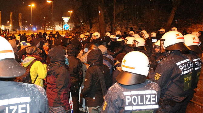 Ein Großaufgebot der Polizei sichert in der Innenstadt von Pforzheim mit mehr als 900 Beamten die Gedenkfeier der Stadt für die