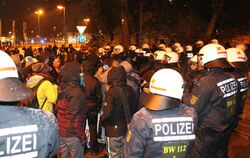 Ein Großaufgebot der Polizei sichert in der Innenstadt von Pforzheim mit mehr als 900 Beamten die Gedenkfeier der Stadt für die 