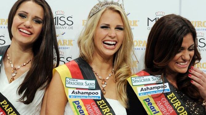 Caroline Noeding (M, Miss Niedersachsen) bei ihrer Wahl zur Miss Germany 2013. Zweite wird Jule Antea Walkowiak (l, Miss Hamb