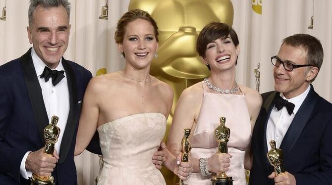 Gewinnerlächeln: Daniel Day-Lewis,  Jennifer Lawrence, Anne Hathaway und Christoph Waltz in Hollywood. Foto: Paul Buck 