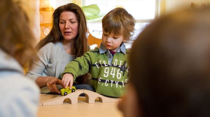 Die Sozialpädagogin Katja Tobiasz beschäftigt am in Mannheim in der Kindertagespflege »Schatzinsel« den dreijährigen Constantin