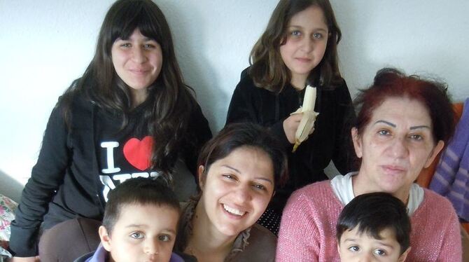 Drei Generationen einer irakischen Asylbewerberfamilie in Engstingen. FOTO: SCHNEIDER Drei Generationen einer irakischen Asylbewerberfamilie in Engstingen. FOTO: SCHNEIDER