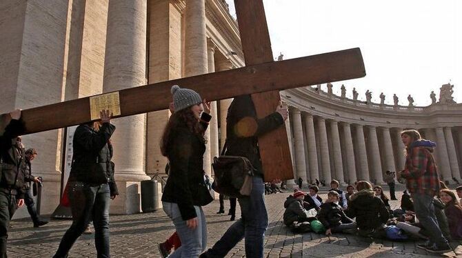 Eine Jugendgruppe trägt ein Kreuz über den Petersplatz. Foto: Alessandro Di Meo 