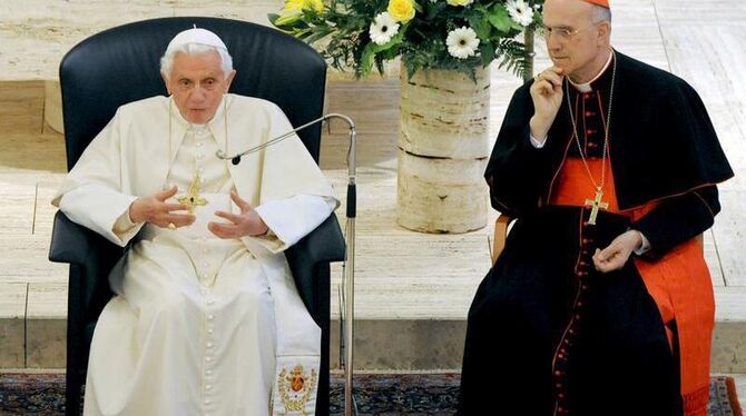 Kardinalstaatssekretär Tarcisio Bertone (r) übernimmt als Camerlengo vorübergehend die Leitung des Vatikans. Foto: Wolfgang R