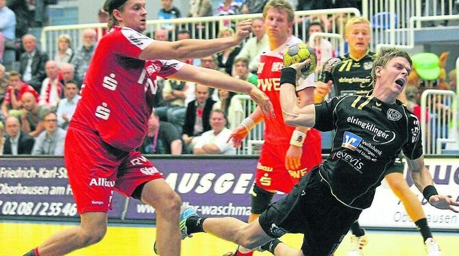 Szene aus dem Hinspiel in Essen: Ferdinand Michalik (mit Ball) und der TVN setzen sich durch. Links: Fabian Böhm. FOTO: EIBNER Szene aus dem Hinspiel in Essen: Ferdinand Michalik (mit Ball) und der TVN setzen sich durch. Links: Fabian Böhm. FOTO: EIBNER