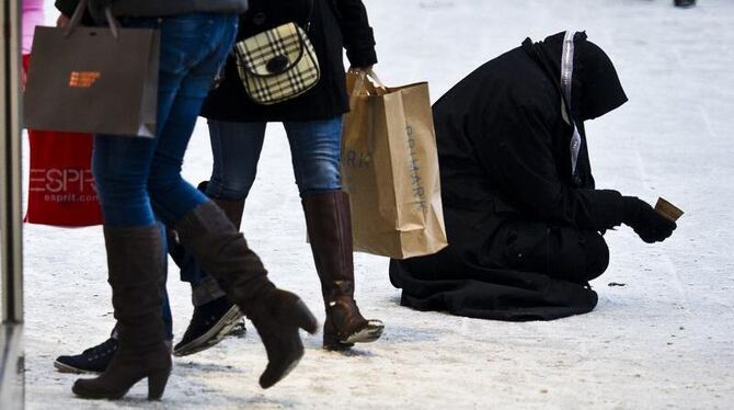 Ein bedürftige Frau bittet in Frankfurt am Main um Almosen. Die Diskussion über den Zustrom sogenannter Armutsflüchtlinge wir