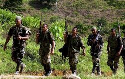 Ein Trupp Paramilitärs in den Bergen Kolumbiens. Rebellen hatten eine große Menge Geld in der Provinz Caquetá versteckt.  (Ar