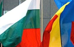 Die Flaggen von Bulgarien (L) und Rumänien flattern im Wind. Bundesinnenminister Friedrich will den Schengen-Beitritt der Län
