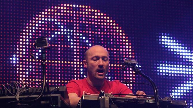 Arrangiert jeden Titel neu: Paul Kalkbrenner bei der Arbeit. GEA-FOTO: ANDREAS FINK