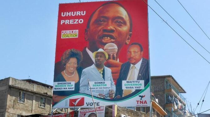 Ein riesiges Wahlkampfplakat wirbt in Nairobi für Uhuru Kenyatta. Foto: Carola Frentzen