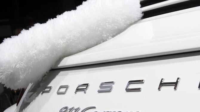 Betroffen seien Basis-Modelle des Porsche Carrera, die von November 2011 bis November 2012 gebaut wurden, sagte ein Firmenspr