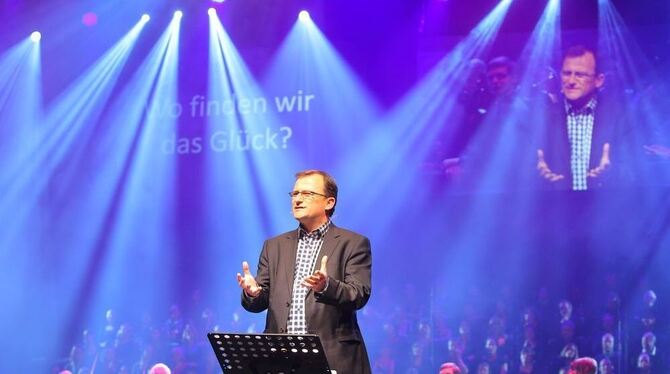 Predigt vor Hunderttausenden: Steffen Kern (39) aus Walddorfhäslach musste völlig unerwartet bei ProChrist aushelfen. FOTO: PR
