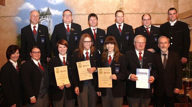 Gewählte und Geehrte beim Musikverein Stadtkapelle Pfullingen: Jürgen Schrade (hinten, von links), Michael Wödl, Robert Kuhn, Jü Gewählte und Geehrte beim Musikverein Stadtkapelle Pfullingen: Jürgen Schrade (hinten, von links), Michael Wödl, Robert Kuhn, Jü