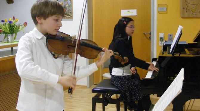 Johann Stötzer an der Violine wird von Rika Tanimoto am Klavier begleitet. FOTO: TBÖ