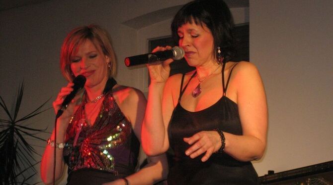 Ruth Sabadino (links) und Ines Martinez als Swing-Schwestern. FOTO: STECHER Ruth Sabadino (links) und Ines Martinez als Swing-Schwestern. FOTO: STECHER