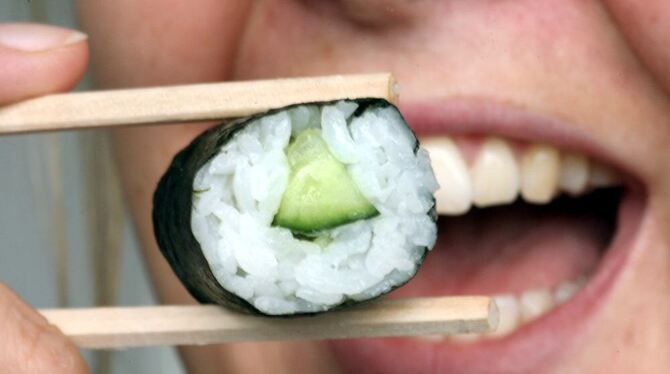 Sushi mit Reis und Gurke ist für uns ein leckeres Luxus-Häppchen. Milliarden Menschen können höchstens Reis pur essen, und der e