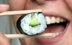 Sushi mit Reis und Gurke ist für uns ein leckeres Luxus-Häppchen. Milliarden Menschen können höchstens Reis pur essen, und der e