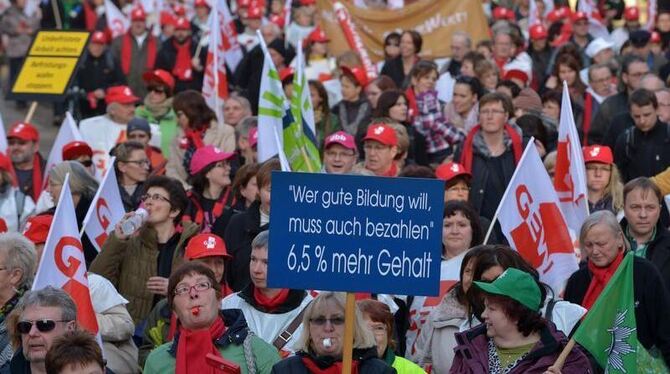 Die Gewerkschaften verlangen für die Landesbeschäftigten ein Gehaltsplus von 6,5 Prozent. Foto: Martin Schutt
