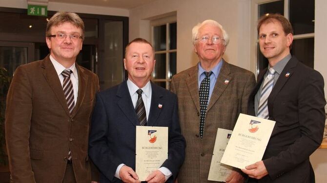 Ein kleiner Orden für ein großes Engagement: Der Uracher Bürgermeister Elmar Rebmann (links) hat am Dienstag die Bürgermedaille