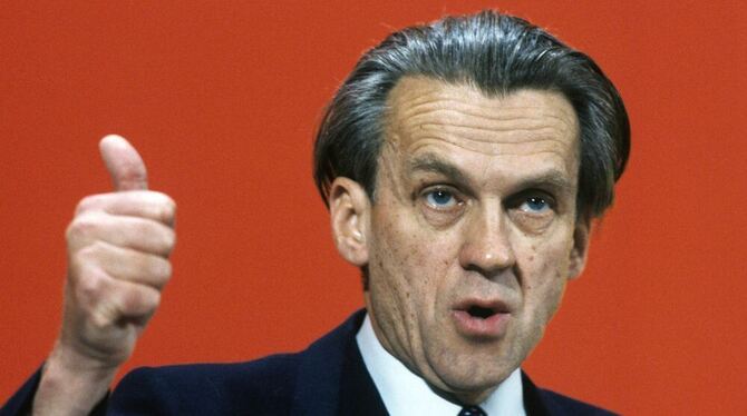 Rhetorikprofessor Walter Jens spricht im Dezember 1979 auf dem SPD-Parteitag in Berlin. ARCHIVFOTO: DPA